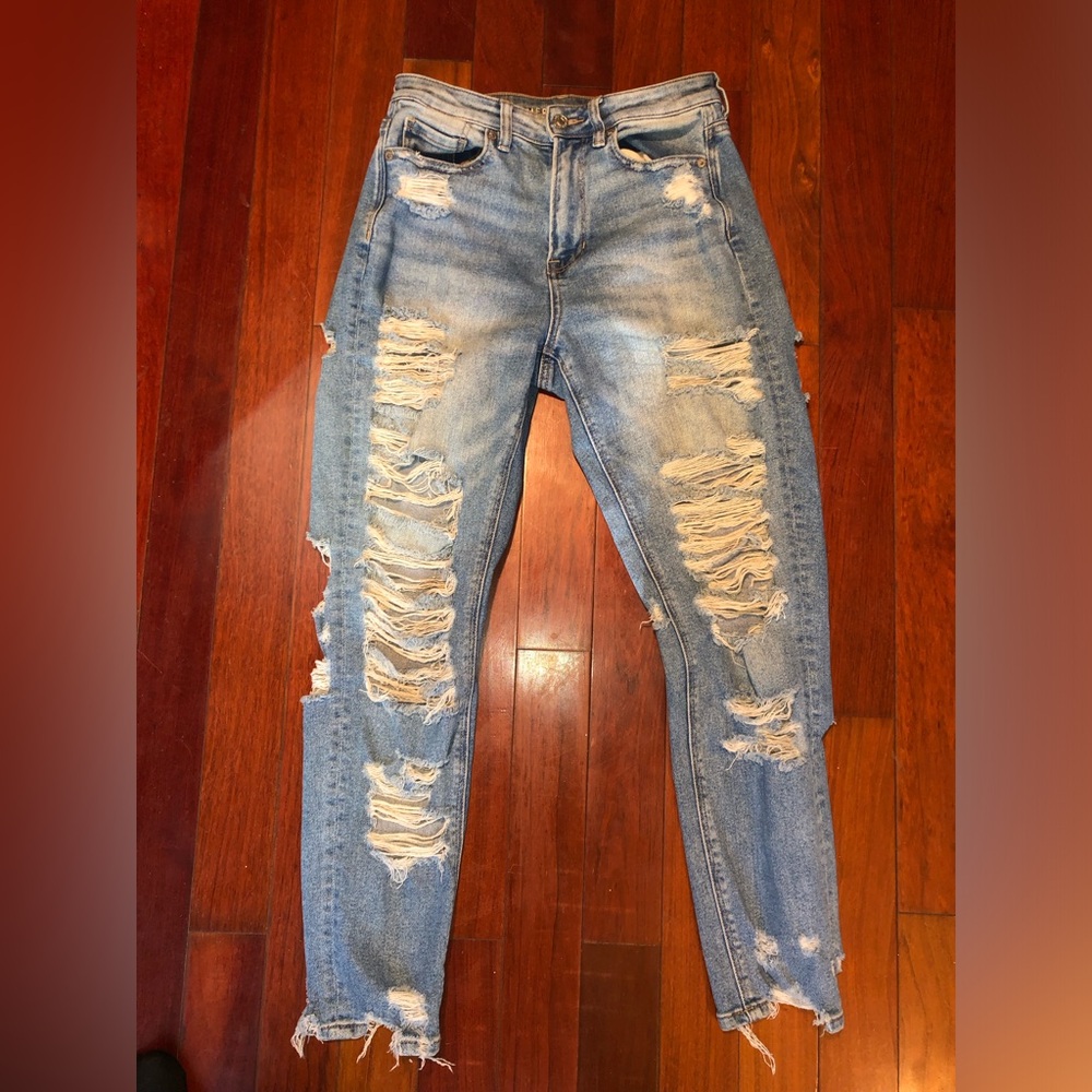 American Eagle distressed ripped jeans size 4!